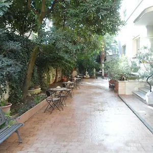 https://villa-porpora.it-romehotels.com
